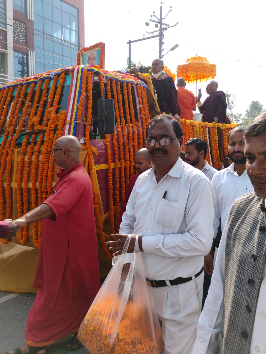 #कुशीनगर 
पूज्य भदंत डॉ ज्ञानेश्वर महास्थविर जी की अंतिम यात्रा में <a href="/SCSTBTWAUP/">SC ST Basic Teachers Welfare Association UP</a> की ओर से शामिल हुआ। और पूरी 10 km लंबी यात्रा में फूल वर्षा की।