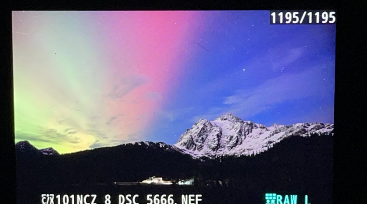 Unbelievable Aurora over Mount Shuksan currently, holy cow guys!!!!! 😮 Look at that! 
#aurora #pnw <a href="/MimiRitZ244/">Amie Wheeler</a>