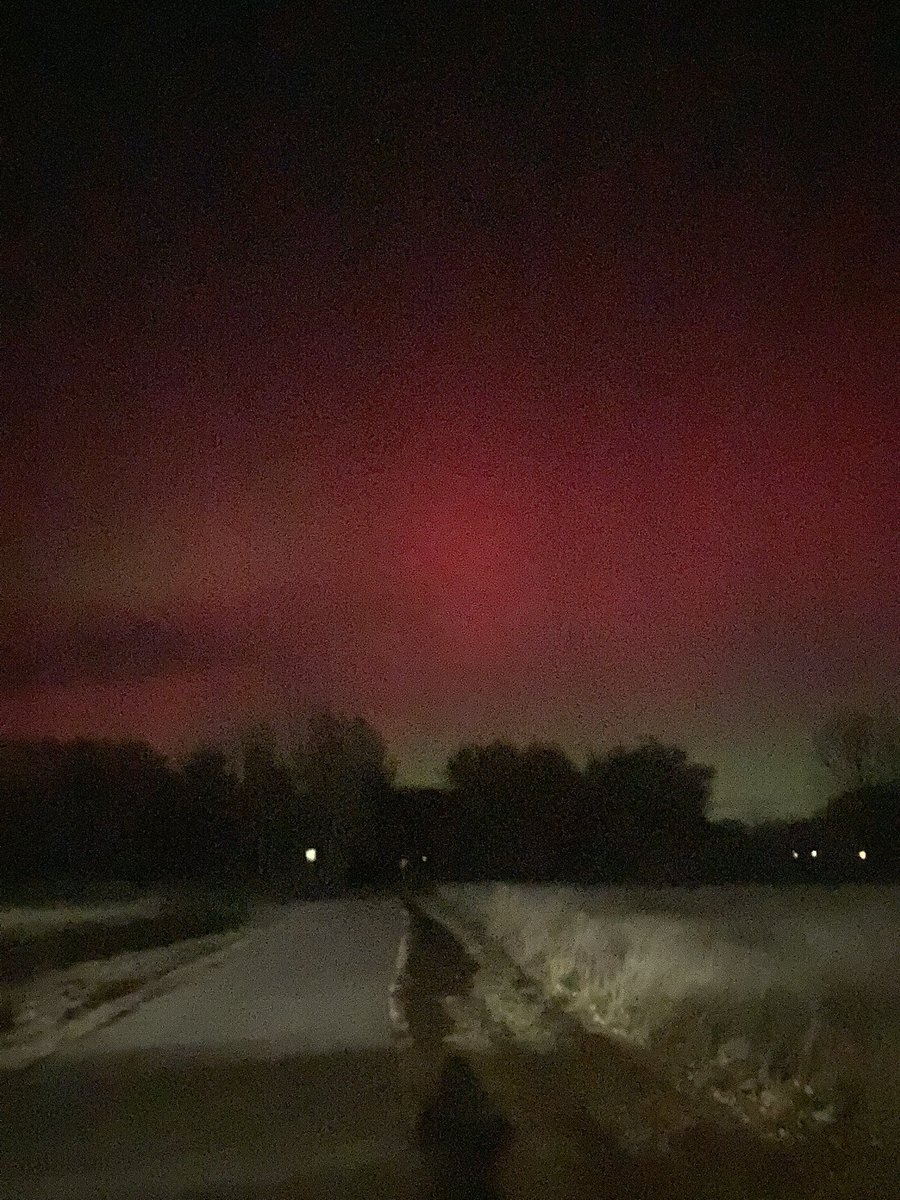 AbstractsRule's tweet photo. Aurora borealis Colorado just now https://t.co/POkbuRAesL