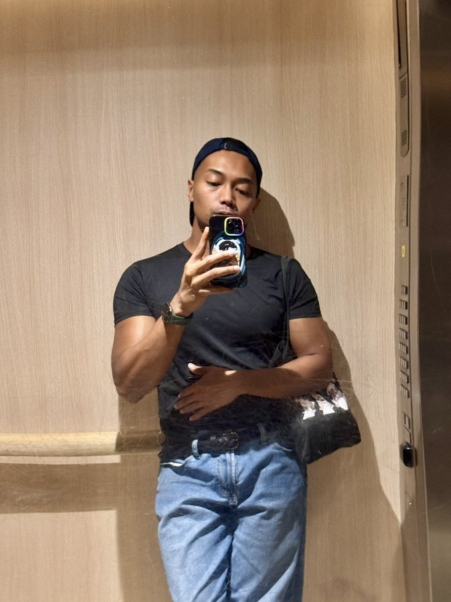 Self-influencing influencer (@neuwavesg) on Twitter photo 