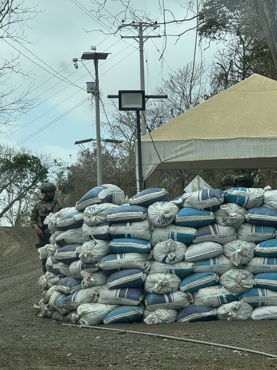 ErnstPazmi's tweet photo. Y bueno, así es la “garita” principal de la entrada a la Cárcel del Encuentro…! 

Desborda la tecnología y seguridad … 

🤷🏻‍♂️ https://t.co/o8QqaAMAGM