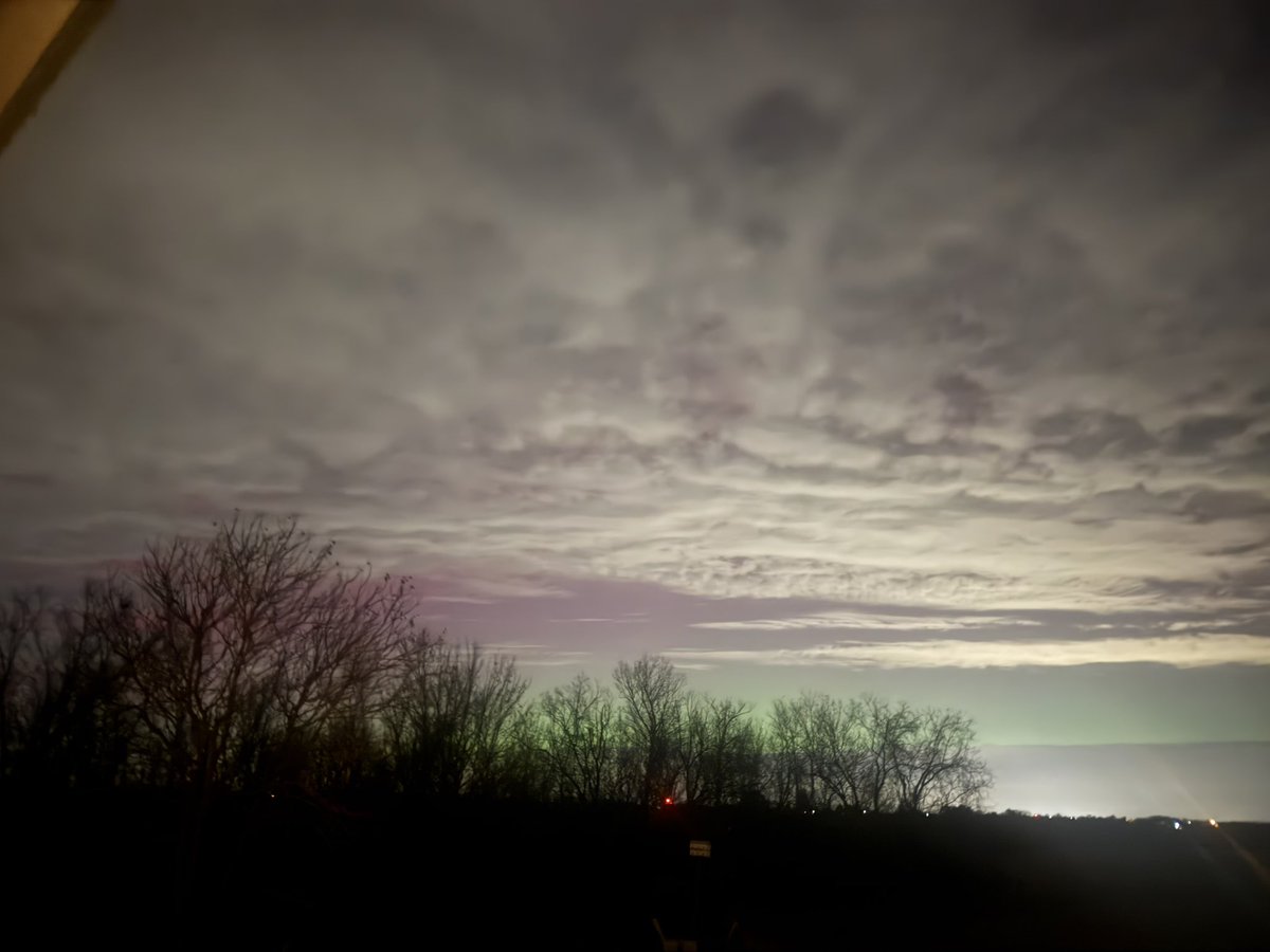 gray_november_'s tweet photo. Aurora out in central Kentucky, despite cloud cover! @Vincent_Ledvina @ryanhallyall https://t.co/aac3ZjCO9a