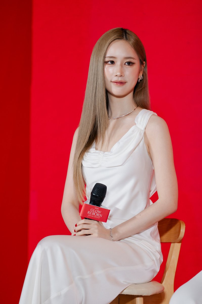 sewathailand's tweet image. Thank you to our presenter @janeeeyeh 
for representing Sewa Glow Reborn with grace, confidence, and radiant beauty.
You perfectly embody the spirit of innovation and natural glow that define Sewa. ✨

Awaken Your Skin’s Power.

#SewaGlowReborn #SewaThailand #CelltoCellRecovery…