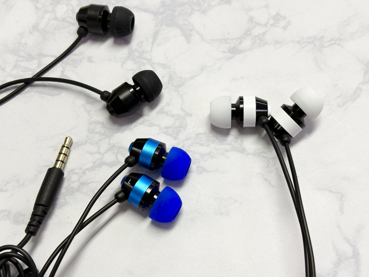 e_earphone_NPB's tweet photo. 【#eイヤ大阪日本橋本店】 ✨OPEN✨  ＼本日発売🎉／ Hi-Unit (#HiUnit)
『HSE-A1000wC』  大人気モデル「HSE-A1000」がさらに便利にアップデート✨ リモコンマイク＆Type-C変換アダプタ付きの2WAYモデルとして登場❗️  音楽鑑賞はもちろんのこと、通話やリモートワークなど、あらゆるシーンで快適に使える万能仕様🎧  2WAYモデル化にあたり、複数の DAC チップを比較検証し、ボーカルの抜けや定位感を損なわないバランスを追求しました  有線イヤホンならではの利便性でプレゼントにもおすすめ🎁  求めやすい価格で“感動”をさらに深める—— 『HSE-A1000wC』  ぜひ店頭でお試しくださいませ♪