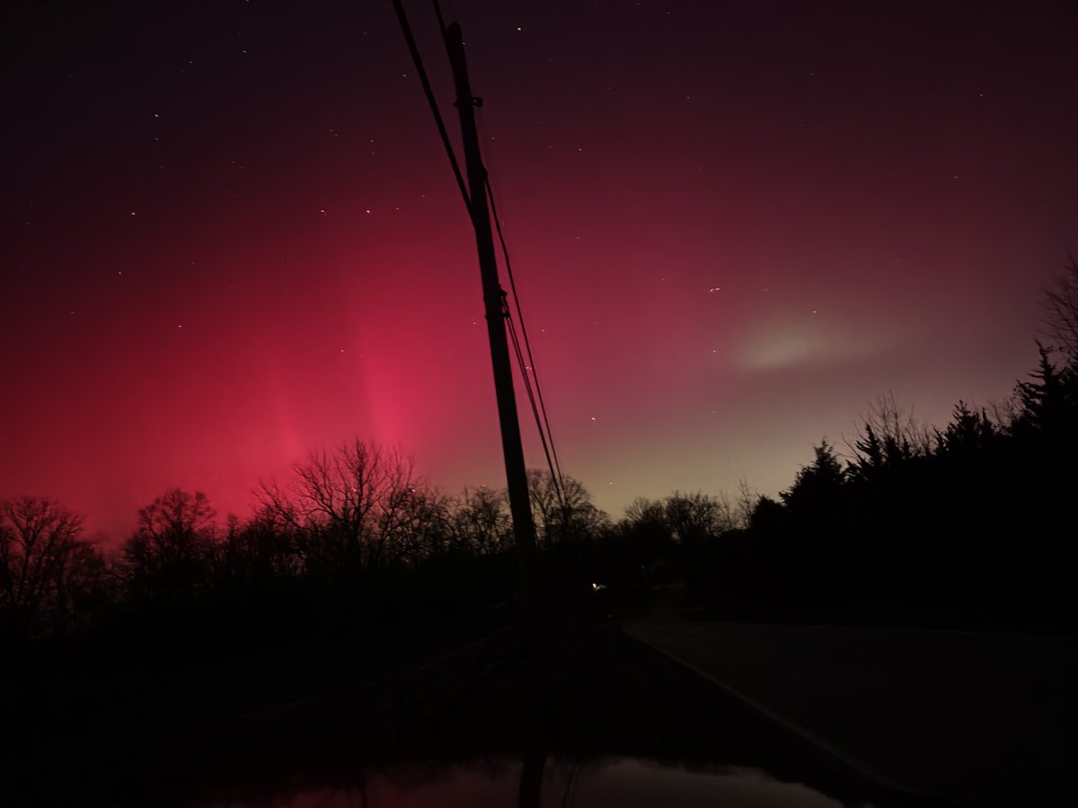 LaurinGray's tweet photo. @spacewxwatch Visible to the naked eye in south central IN, about 10 min ago! https://t.co/NMYKjr4D9C
