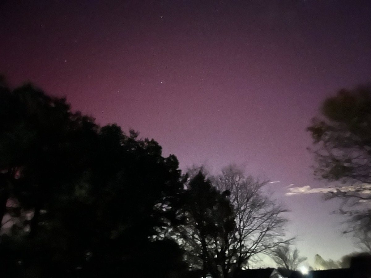 iclight29's tweet photo. Northern Lights from Rineyville, KY
@MarcWeinbergWX @MatthewWine_wx @BryceJonesWx @JudeRedfield @WDRBNews @MamaStank https://t.co/HM7asjcNDE