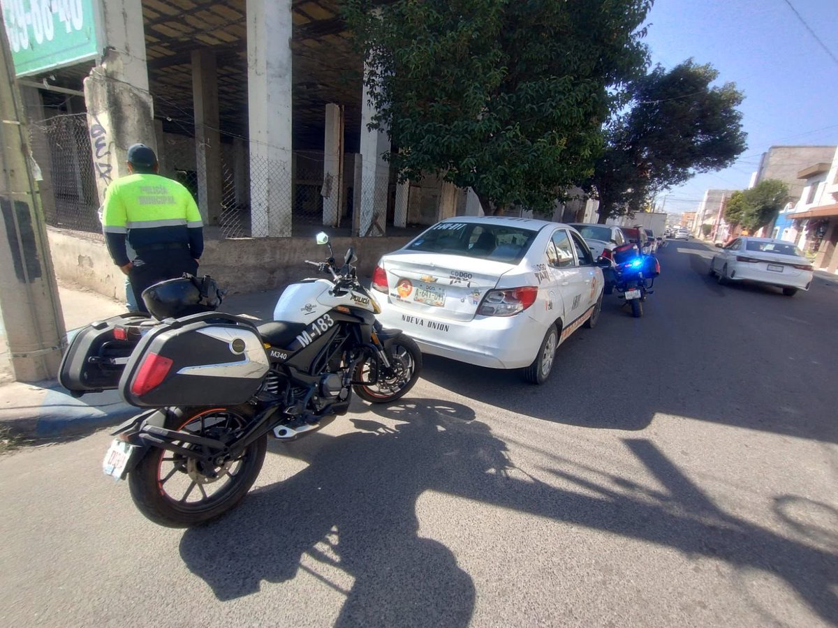 Sallvatoree's tweet image. #Durango | Elementos de la #DMSP detienen a taxista que atropelló a un adulto mayor y se dio a la fuga en el Centro Histórico de la capital. #Noti12