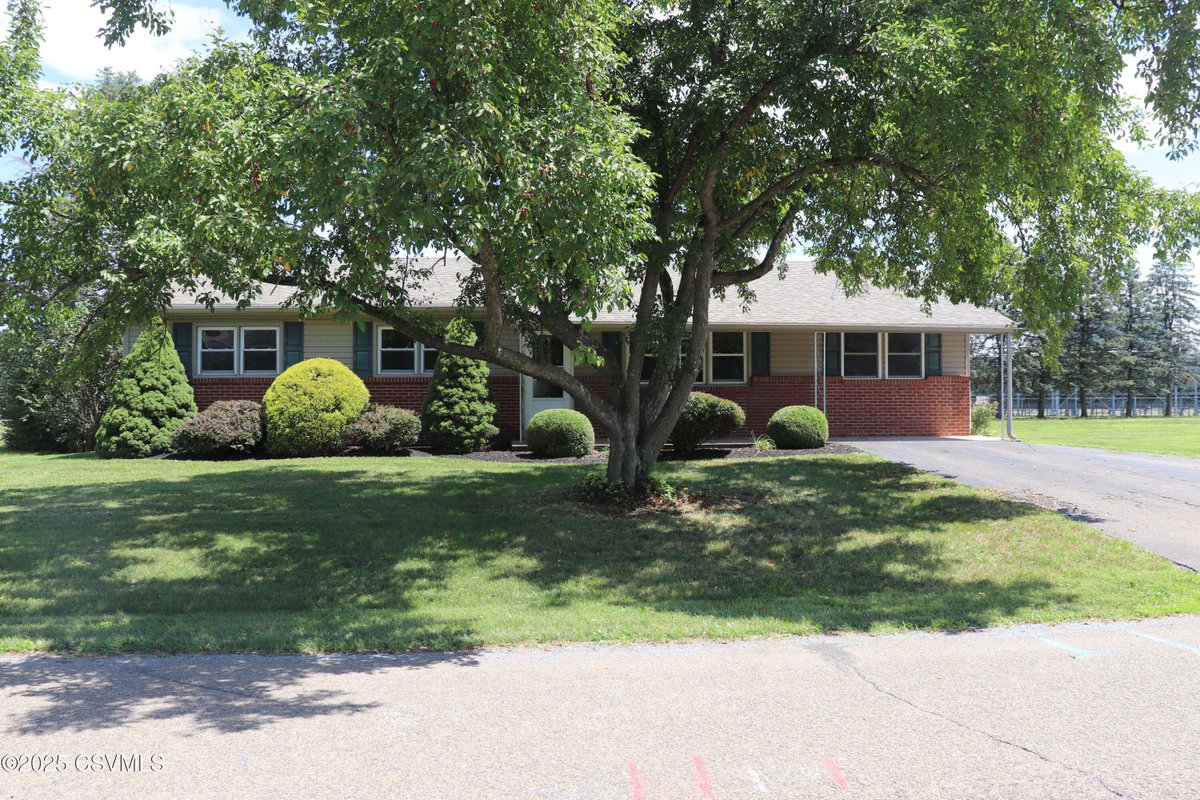 KeyPartnersReal's tweet image. New Listing Price: $280,000
252 MCGUIRE PARK DR, Bloomsburg, PA 17815 is a fantastic property with 3 bedrooms and 3.0 bathrooms.
See more here: keypartnersrealty.com/d8rdwvkq