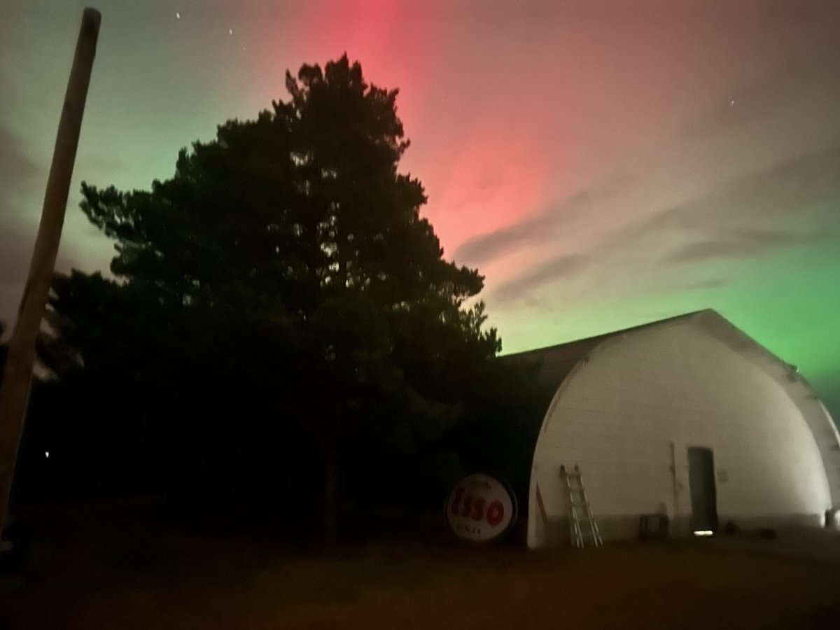 Freckles197529's tweet photo. @ReedTimmerUSA This is Landis Saskatchewan Canada! Crazy Geomagnetic storm ! Our usual Northern lights are dancing on the south side of our yard tonite! Red naked to the eye! Insane! https://t.co/EYj9KbkOvc