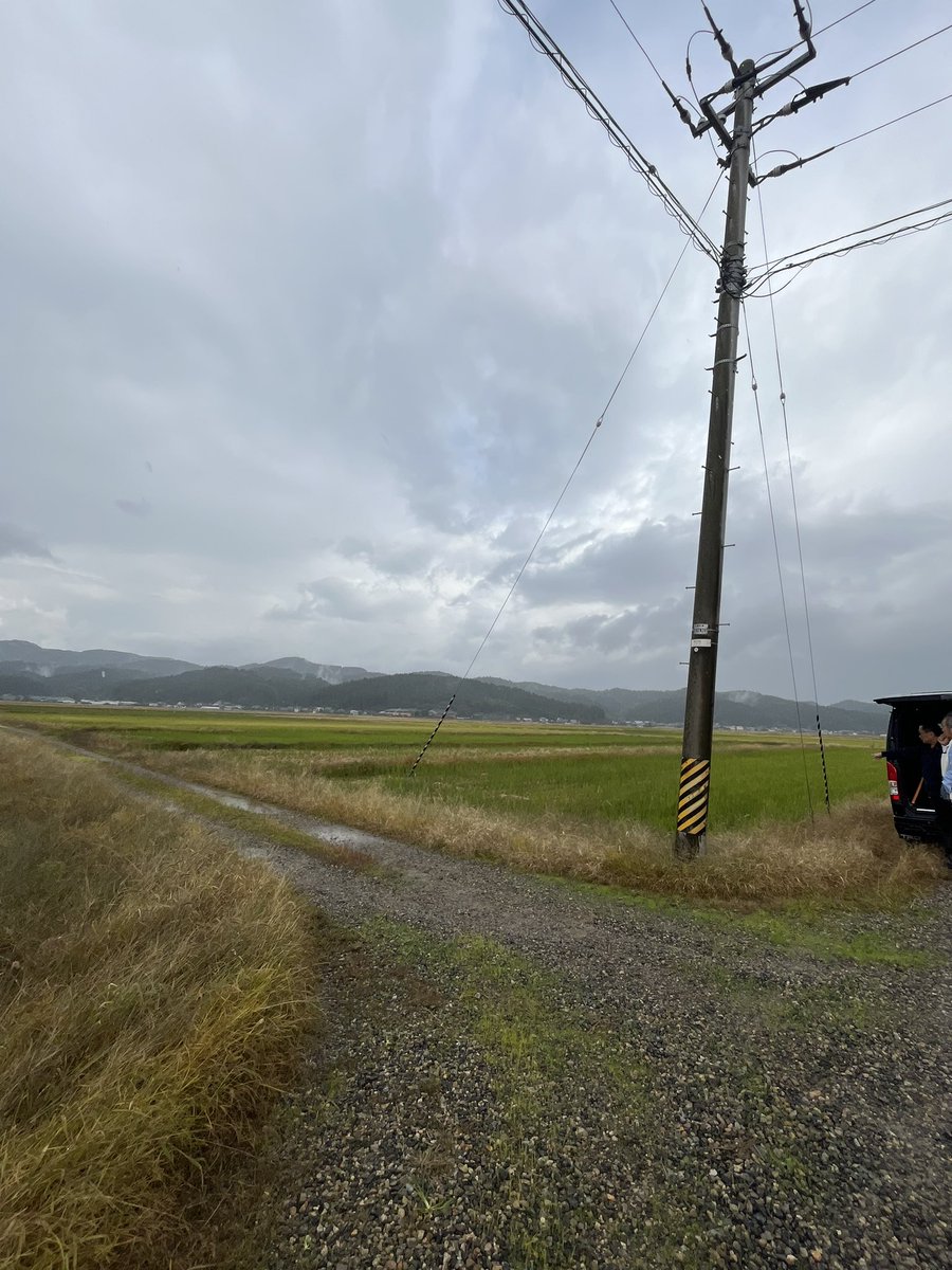 juavac_niigata's tweet photo. 👨「電線のある圃場は飛ばせますか?」
👩🦰「念の為、お伺いして現地でお話させてください!」
🚗💨
👨「ここ、あと、そっちも!」
👩🦰「ここなら、、こんな感じで、、ここに注意をしたら大丈夫です👌」
実際の現場を見る事が1番👍
#ドローン #農業 #新潟 #JUAVAC https://t.co/vb1qJ27pVK