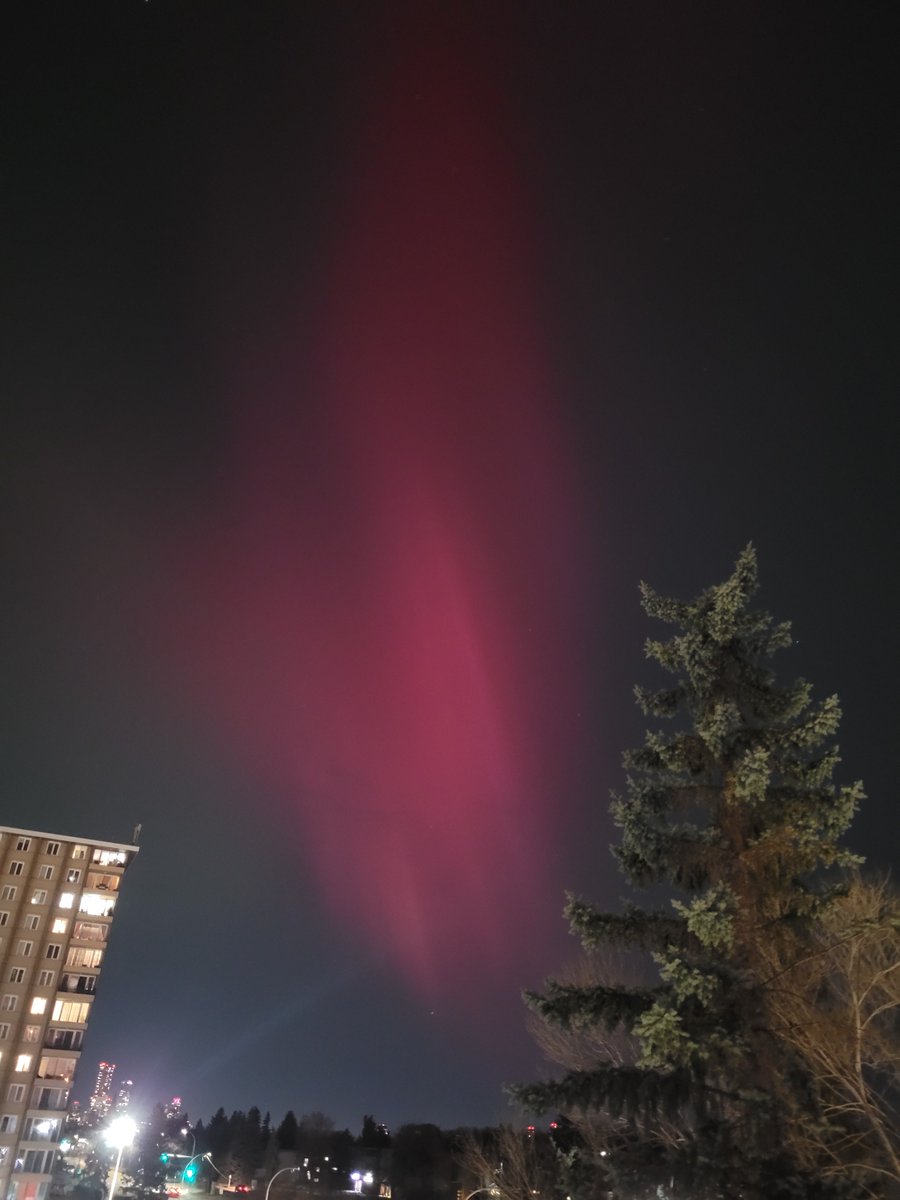 LanceWeatherGuy's tweet photo. Absolutely incredible Aurora tonight from #yeg Edmonton! Breathtaking! #abwx https://t.co/aJM0gIdO5r