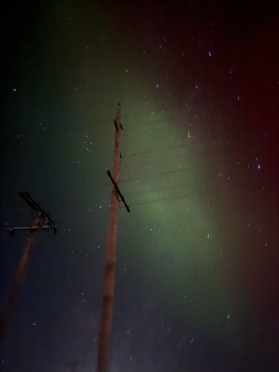 RabbitHoleXplor's tweet image. Ignore the bright colors &amp;amp; look around. I got Aurora in 360 degrees from west of Wood River, NE &amp;amp; this is nearly straight up to the WSW. 😳