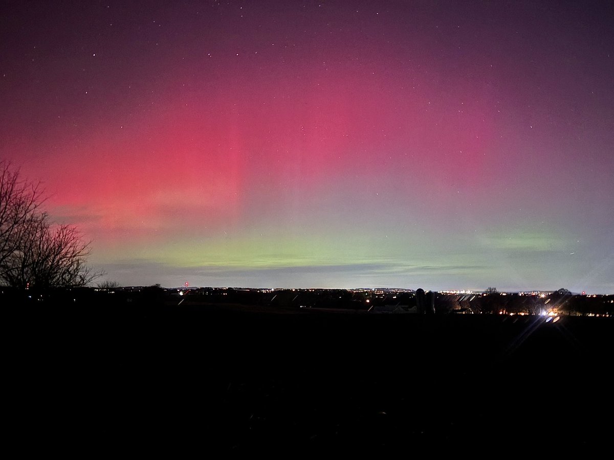 Here is the picture I captured of the northern lights this evening just outside of Lancaster, PA. They are absolutely beautiful! #northernlights #aurora #AuroraBorealis <a href="/capitalweather/">Capital Weather Gang</a> <a href="/NWSStateCollege/">NWS State College</a> <a href="/hbwx/">Howard Bernstein</a> <a href="/JohnBanghoff/">John Banghoff</a> <a href="/EdRussoWX/">Ed Russo</a>