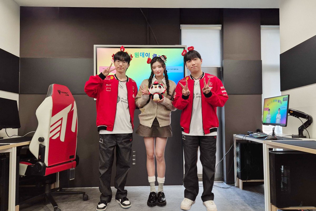 T1's tweet photo. Check out the behind-the-scenes photos from the T1 VALORANT One-Day Class with FIFTY FIFTY ATHENA now! 📸

FIFTY FIFTY ATHENA와 함께한 T1 VALORANT 원데이 클래스 비하인드 사진을 지금 바로 확인해보세요!

#T1VALORANT #FIFTYFIFTY #피프티피프티 #아테나 #ATHENA @we_fiftyfifty https://t.co/am7WNyKY81