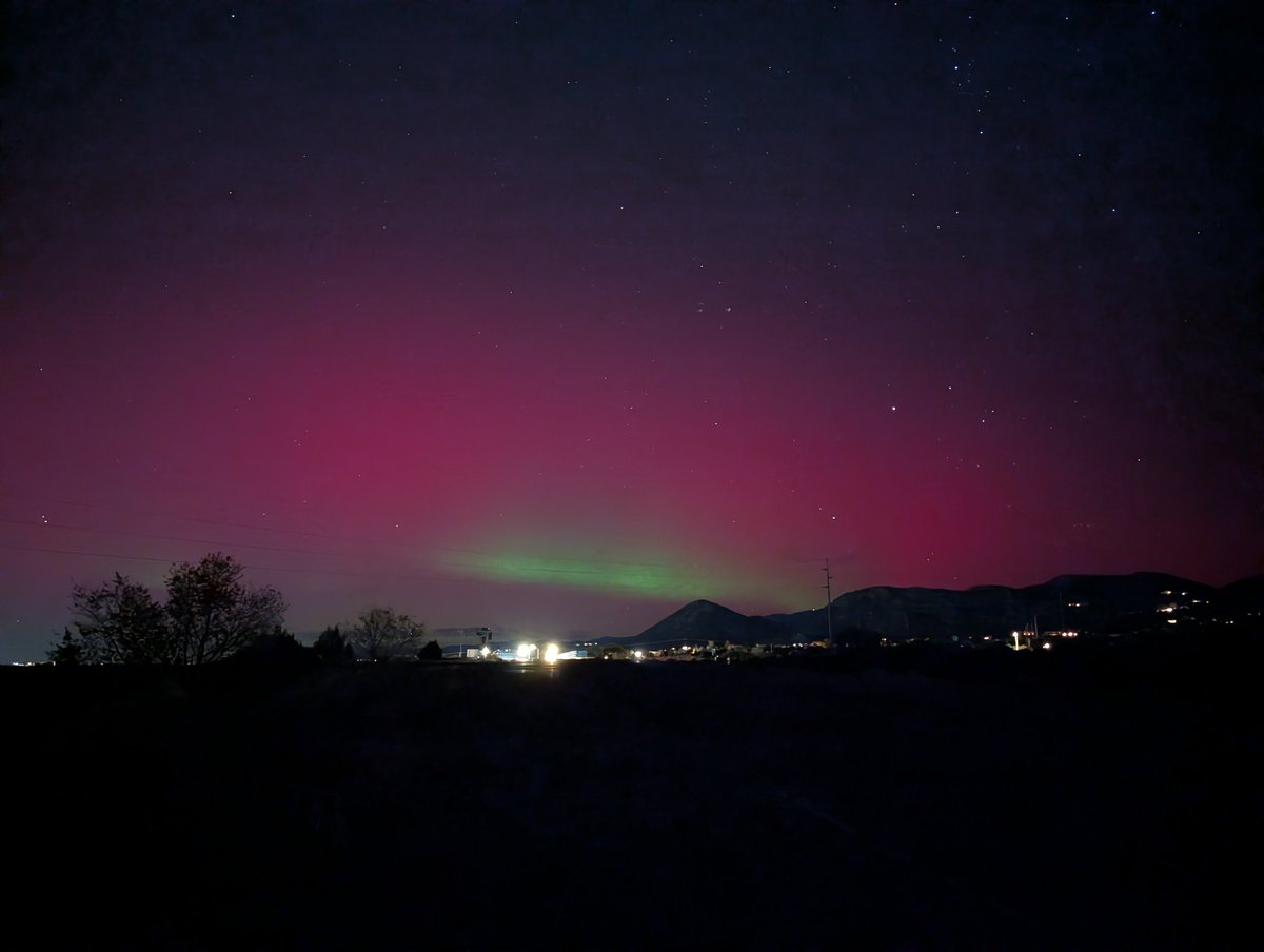 mikegros's tweet photo. @spacewxwatch checking in from Santa Fe, NM - it's clearly visible and even saw some of the dynamic greens to the naked eye. https://t.co/BNW3zHGP2k