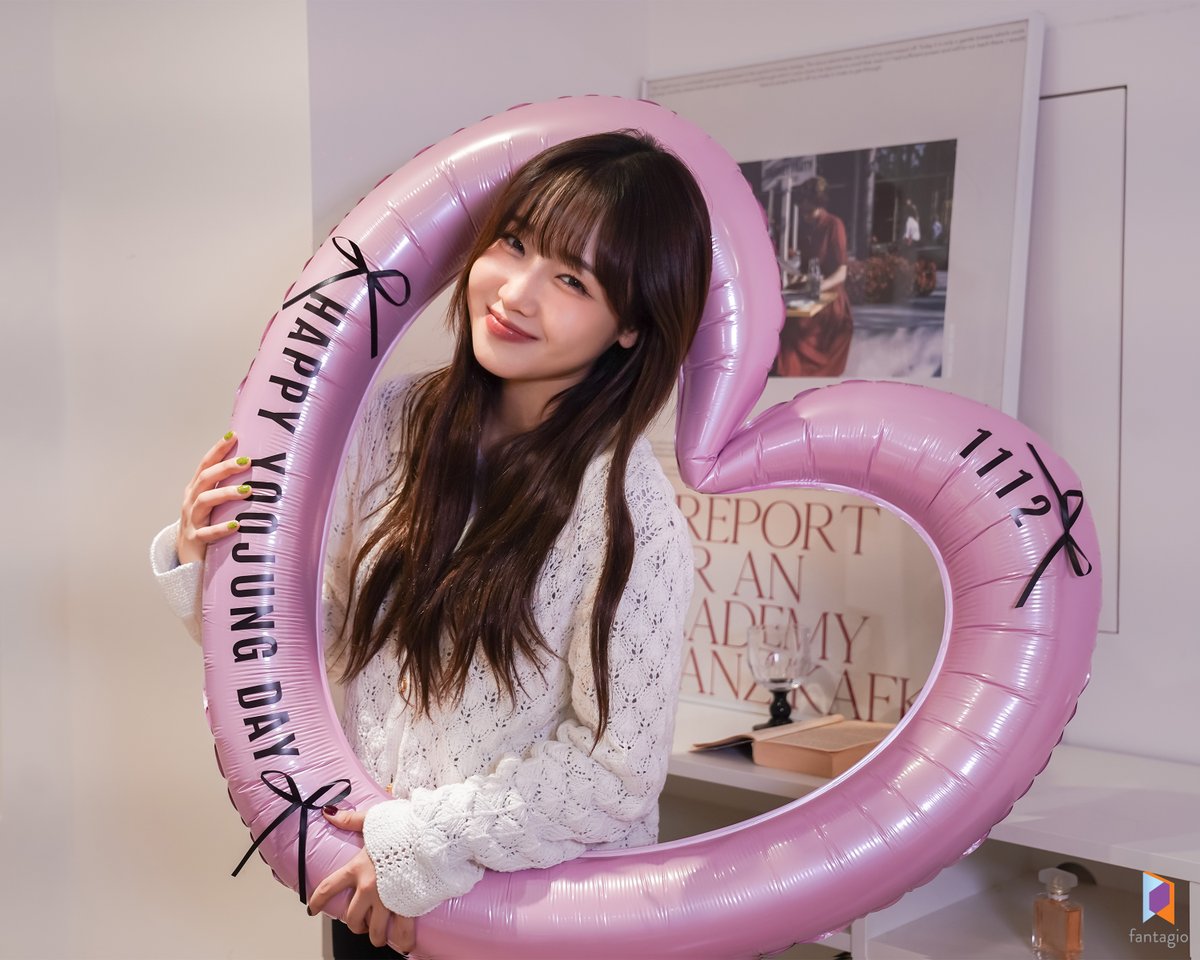 CYooJung_offcl's tweet photo. [🎂] HAPPY YOOJUNG DAY BEHIND PHOTO

유정이와 함께하는 소중한 하루
따뜻한 미소와 사랑스러운 에너지로
현장을 가득 채운 유정이의 순간들을 공개합니다🎁

#최유정 #CHOIYOOJUNG
#해피최유정데이 #HAPPYCHOIYOOJUNGDAY https://t.co/fipAxZWNHP