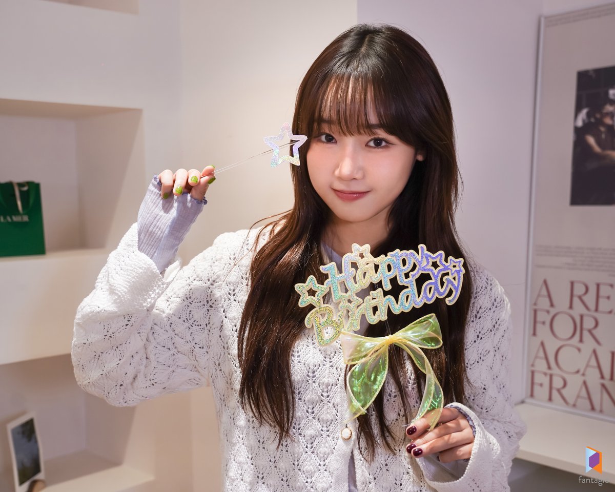CYooJung_offcl's tweet photo. [🎂] HAPPY YOOJUNG DAY BEHIND PHOTO

유정이와 함께하는 소중한 하루
따뜻한 미소와 사랑스러운 에너지로
현장을 가득 채운 유정이의 순간들을 공개합니다🎁

#최유정 #CHOIYOOJUNG
#해피최유정데이 #HAPPYCHOIYOOJUNGDAY https://t.co/fipAxZWNHP
