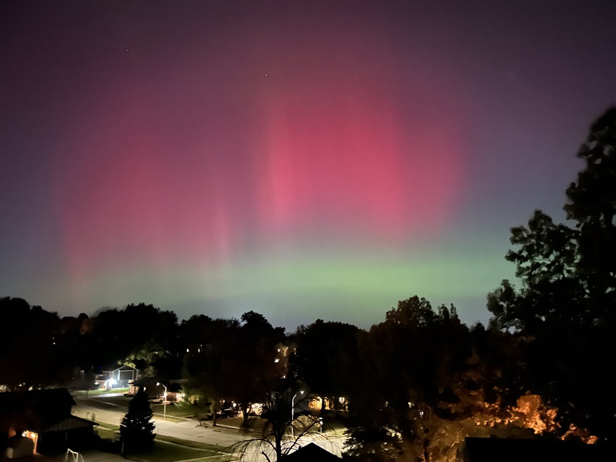 gitrdun6's tweet photo. Look up 👀 Off my deck to the North and West, and towards downtown. Taken with my phone no filter. Near the airport @WHOWeather @EdWilsonWX13HD @WXMegs @JeriannWX https://t.co/WX10bAGuun