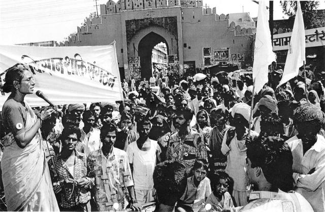 nikhilmkss's tweet image. 2 iconic images: 
1) #ArunaRoy during the successful RTI movement in 1996 at Ajmeri Gate in Beawar Raj
2) 30 years later, Aruna Roy at the same place launches a people&apos;s march to protect  #RTI , defend democracy &amp;amp; demand accountability
&quot;The people united will never be defeated!&quot;.