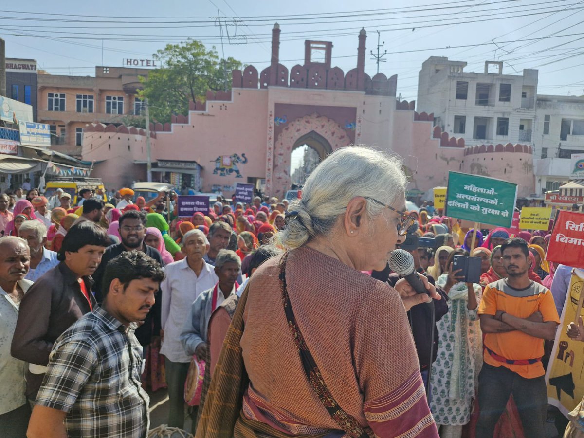2 iconic images: 
1) #ArunaRoy during the successful RTI movement in 1996 at Ajmeri Gate in Beawar Raj
2) 30 years later, Aruna Roy at the same place launches a people's march to protect  #RTI , defend democracy &amp; demand accountability
"The people united will never be defeated!".