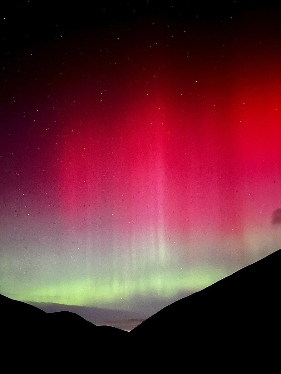 Oh wow, what a time to wake up! 😱 This is the northern lights over South Lanarkshire just now!