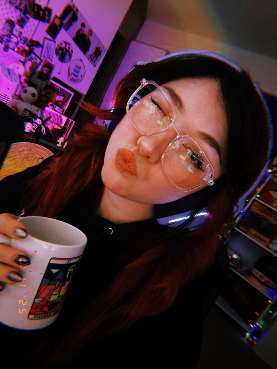 Oops I’ve been live for 2 hours and forgot to tell y’all… 

Anyway time for peak: 
Twitch.tv/laurel