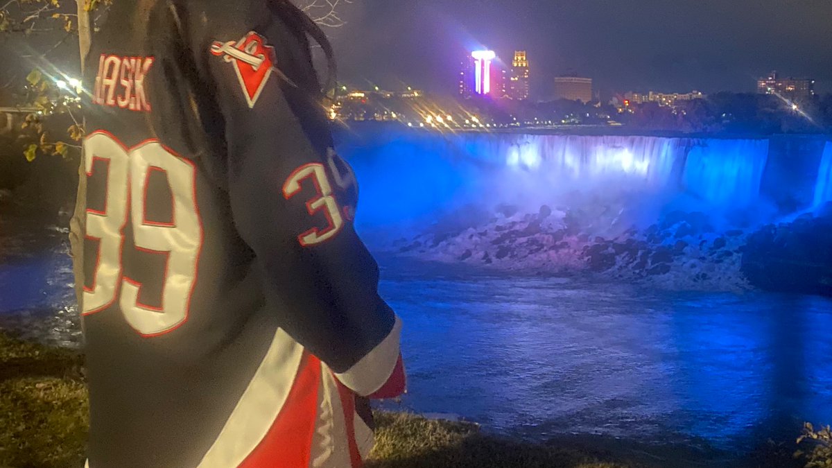 theNBboat's tweet image. Ahh fine #hockeytwt 
- Reese / #35
- 26 yo
- #Sabrehood &amp;amp; #GoDogsGo
- southern Ontario unfortunately 
- I also play hockey (suck at it), write (decently ig) and love cooking.