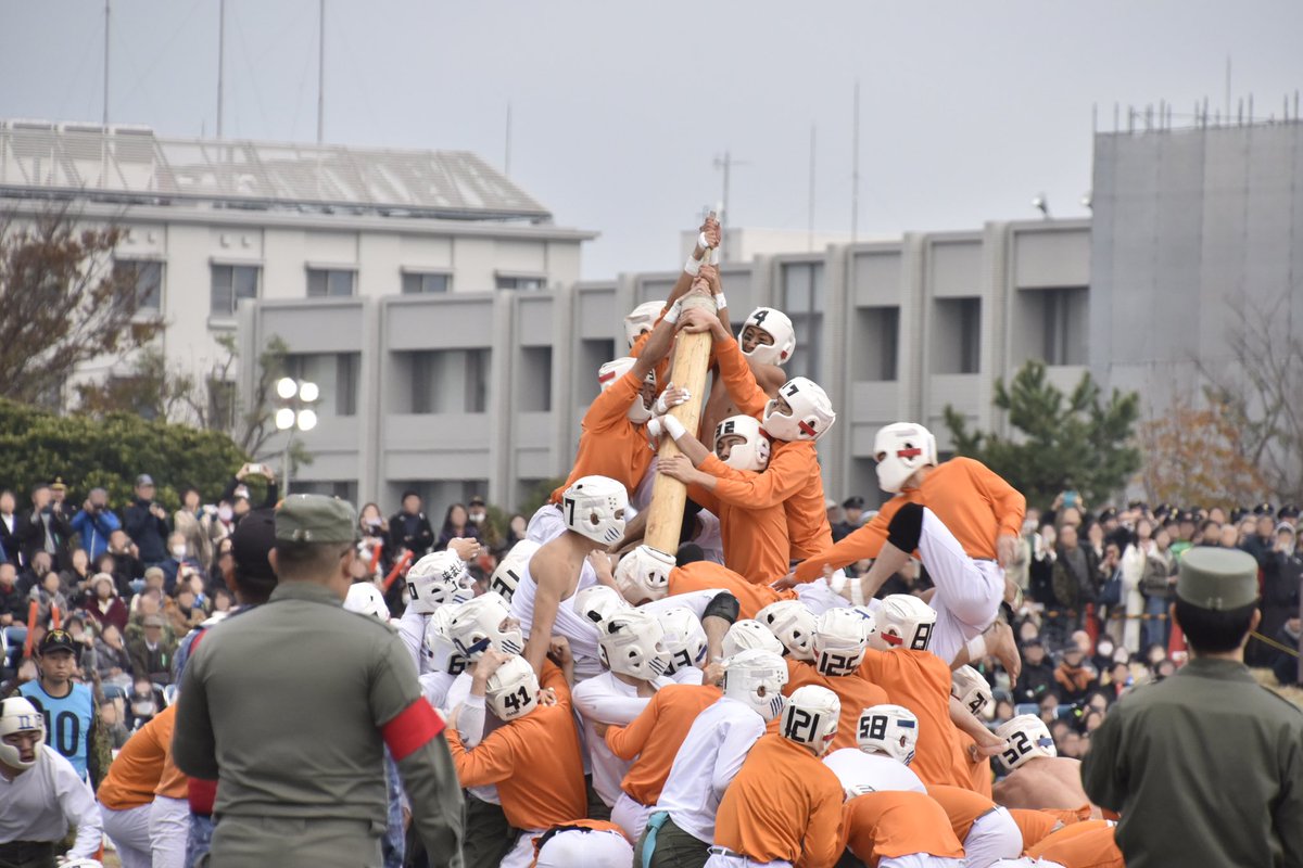 ModJapan_jp's tweet photo. 11月8～9日、第73回 #防衛大学校 #開校記念祭 を開催しました。
 
伝統の棒倒しなどでは、躍動する学生たちの姿に、来場者も一体となり大いに盛り上がりました🎉
 
11月9日には、宮﨑防衛副大臣と若林防衛大臣政務官が、観閲式や記念行事に真摯に取り組む学生たちの様子を視察しました。 https://t.co/9OO2WuIuB7