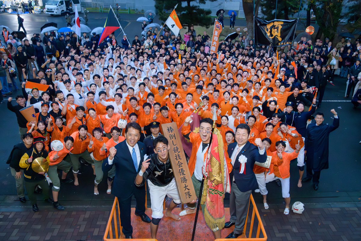 ModJapan_jp's tweet photo. 11月8～9日、第73回 #防衛大学校 #開校記念祭 を開催しました。
 
伝統の棒倒しなどでは、躍動する学生たちの姿に、来場者も一体となり大いに盛り上がりました🎉
 
11月9日には、宮﨑防衛副大臣と若林防衛大臣政務官が、観閲式や記念行事に真摯に取り組む学生たちの様子を視察しました。 https://t.co/9OO2WuIuB7