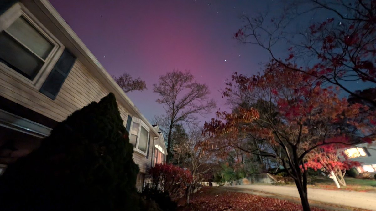 castellarin1126's tweet photo. Beautiful auroras tonight in Burlington MA #Auroraborealis #auroras https://t.co/EElrWpRwsv
