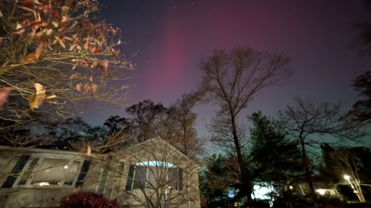 castellarin1126's tweet photo. Beautiful auroras tonight in Burlington MA #Auroraborealis #auroras https://t.co/EElrWpRwsv