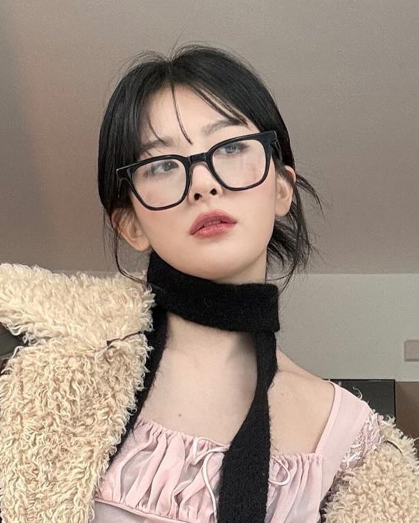 codeseulgi's tweet image. 얼굴을 이루는 모든 선들이 얇아서 군더더기 하나 없이 깔끔하게 잘생김