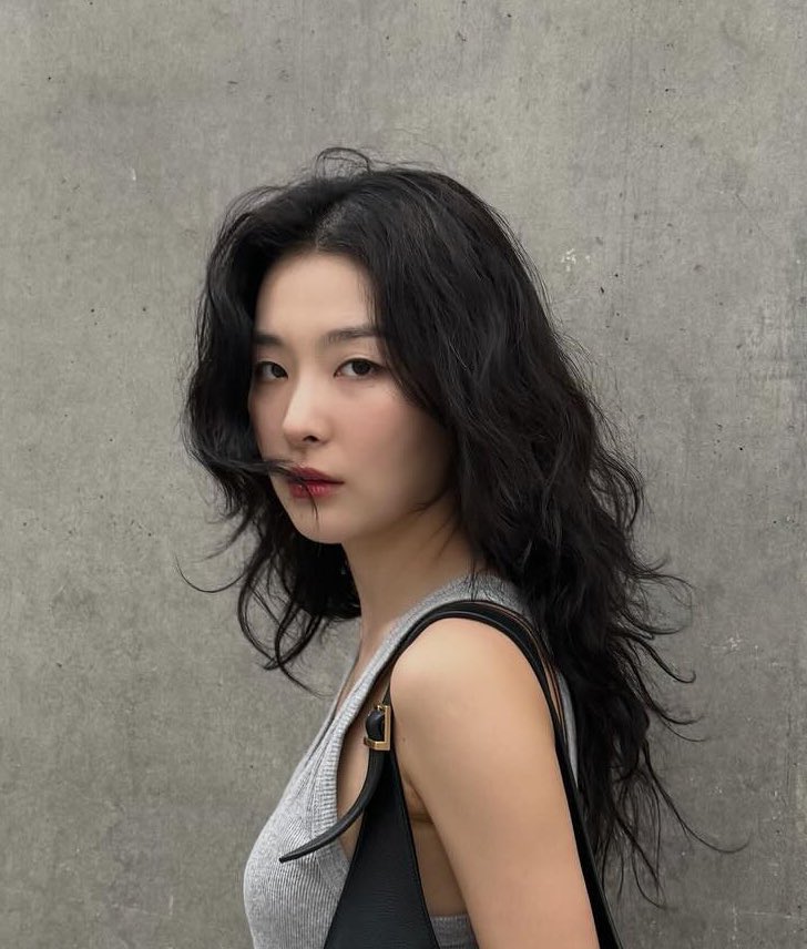 codeseulgi's tweet image. 얼굴을 이루는 모든 선들이 얇아서 군더더기 하나 없이 깔끔하게 잘생김