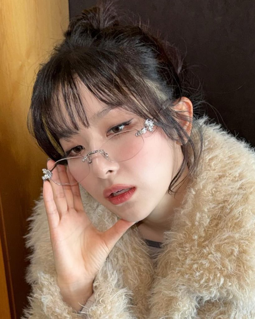 codeseulgi's tweet image. 얼굴을 이루는 모든 선들이 얇아서 군더더기 하나 없이 깔끔하게 잘생김