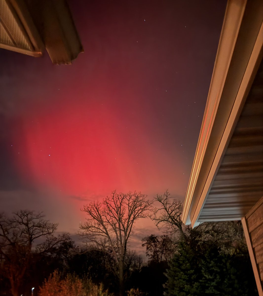 Buttercup982's tweet photo. @MaxVelocityWX Norther lights in Southern Wisconsin. https://t.co/WrvlJV7d9v