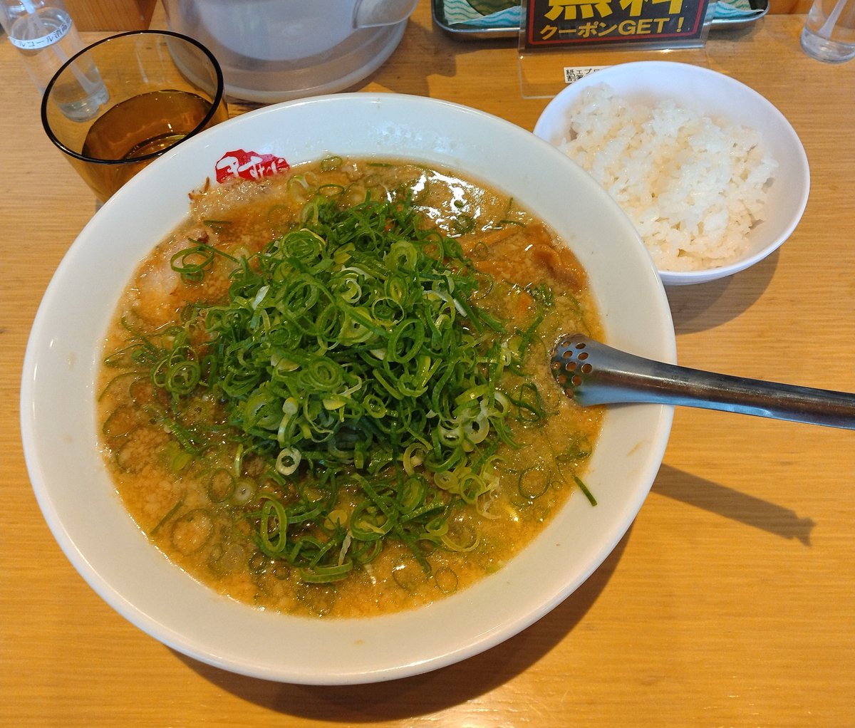 ランチ「京都銀閣寺ますたに」九条ねぎラーメン+ネギ増し🍜先日久しぶりに訪問してやっぱ美味しいーと成ってまた来てしまった。やはり葱は多いほうが良き！穴開きレンゲも嬉しい。
ご馳走様でした😋
#39麺