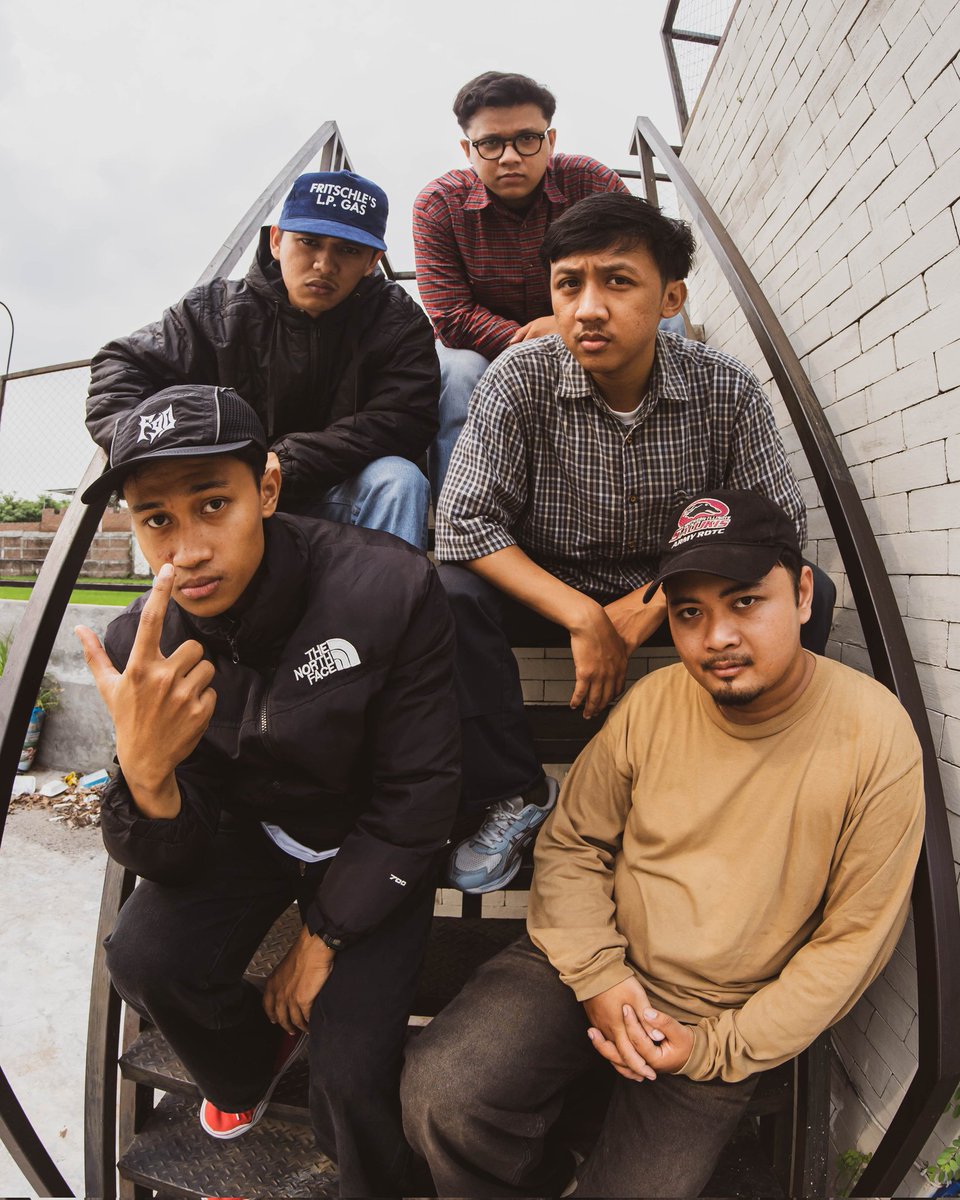 "LEARN TO SINK" NOW STREAMING EVERYWHERE 

rullshc0321.bandcamp.com/track/learn-to… 

open.spotify.com/track/1Eqqix8M…