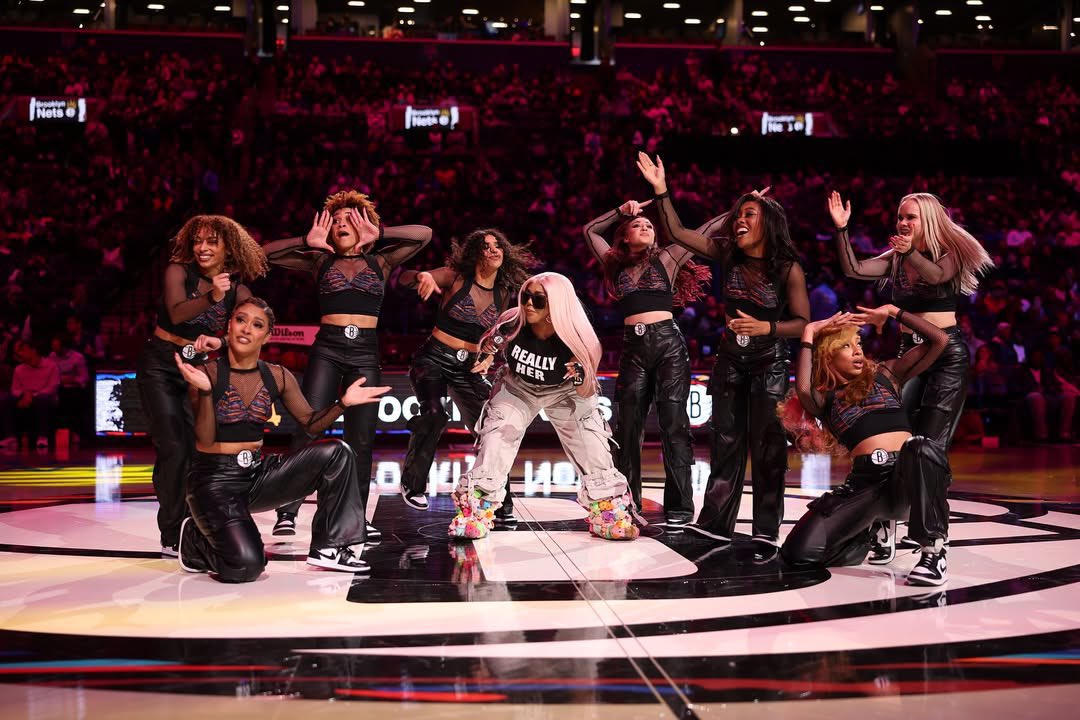 LilKimBRA's tweet photo. 📸| Fotos de Lil' Kim performando durante o intervalo do jogo dos Nets agora a noite no Brooklyn. https://t.co/l57A5DXTcX