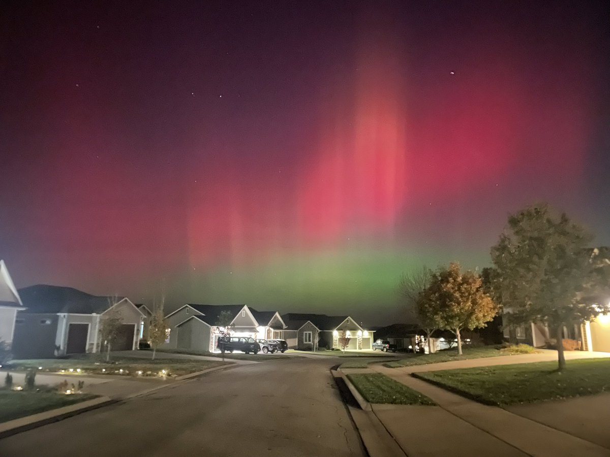 Northen Lights in Lawrence, KS right now!!! #kswx <a href="/weatherchannel/">The Weather Channel</a> <a href="/MyRadarWX/">MyRadar Weather</a> <a href="/WesWeather/">Wes Peery</a> <a href="/NWSTopeka/">NWS Topeka</a> <a href="/NWSKansasCity/">NWS Kansas City</a> #lfk
