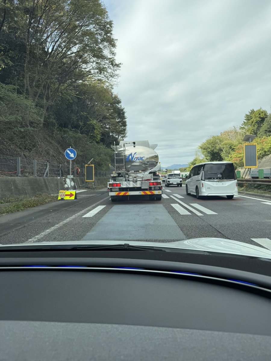 musashikun117's tweet image. おりょうさんのマネをさせていただきます☆
おりょうさん、よろしくお願いいたします🙇‍♂️

お分かりいただけるだろうか❓
アルミ製タンクローリーに映る素晴らしいフォルムを。

#Tesla #テスラ #Model3 #モデル3 #ModelY #モデルY #Cybertruck #サイバートラック #Powerwall #パワーウォール…