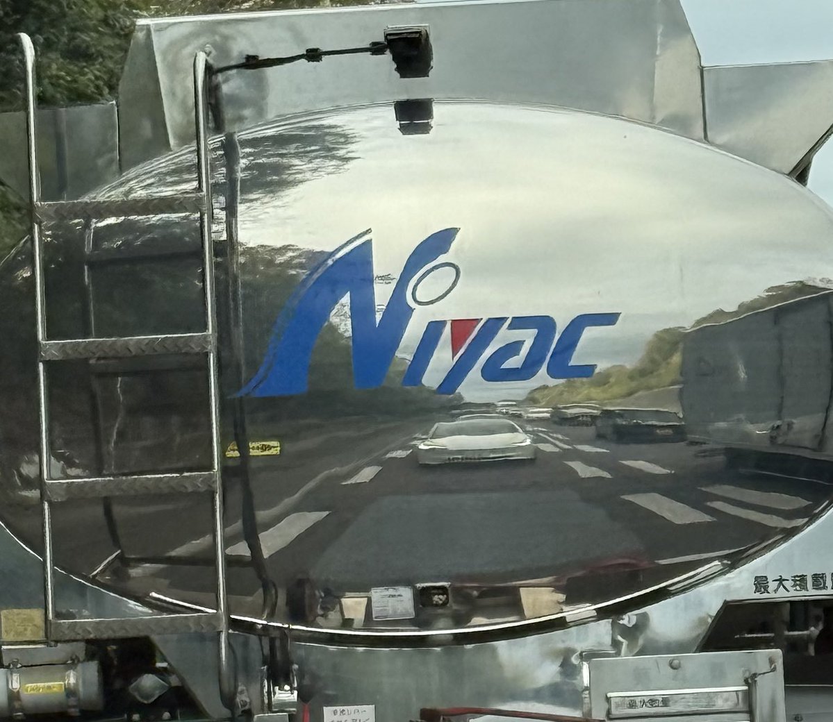 musashikun117's tweet image. おりょうさんのマネをさせていただきます☆
おりょうさん、よろしくお願いいたします🙇‍♂️

お分かりいただけるだろうか❓
アルミ製タンクローリーに映る素晴らしいフォルムを。

#Tesla #テスラ #Model3 #モデル3 #ModelY #モデルY #Cybertruck #サイバートラック #Powerwall #パワーウォール…