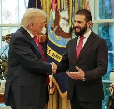 daveryder's tweet image. Huh, President Obama greeted veterans today... (he was the president who killed the leader of Al-Qaeda, Osama Bin Laden for the 9/11 terrorist attacks)

MEANWHILE...

Trump is shaking hands IN THE OVAL OFFICE with literally Al-Qaeda. 

FUCKING TRAITOR.