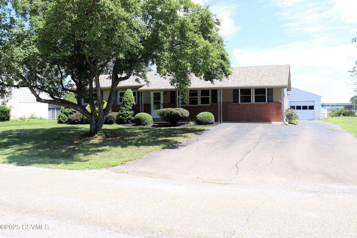 KeyPartnersReal's tweet image. Listing Address: 252 MCGUIRE PARK DR, Bloomsburg, PA 17815
Listing Price: $280,000
Schedule a showing and request more information here: keypartnersrealty.com/d8rdwvie