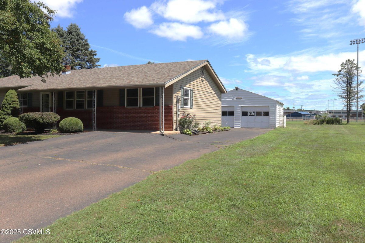 KeyPartnersReal's tweet image. Listing Address: 252 MCGUIRE PARK DR, Bloomsburg, PA 17815
Listing Price: $280,000
Schedule a showing and request more information here: keypartnersrealty.com/d8rdwvie