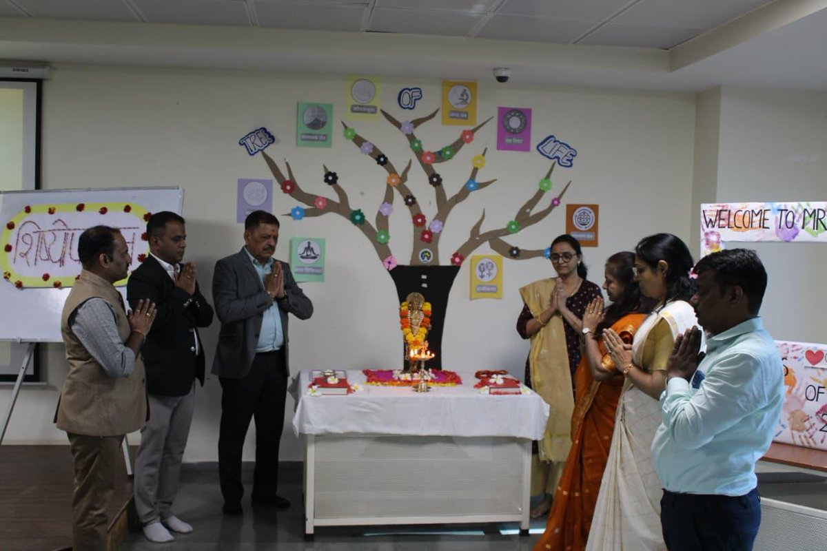 mriasofficial's tweet image. On the Orientation day of Transitional curriculum program, we welcomed our 1st year BAMS students. The day was filled with blessings through Pooja &amp;amp; Lamp Lighting, cultural performances, and Shishyopanayana Samskar in gracious presence of
#MRIAS #Orientation2025 #Shishyopanayana