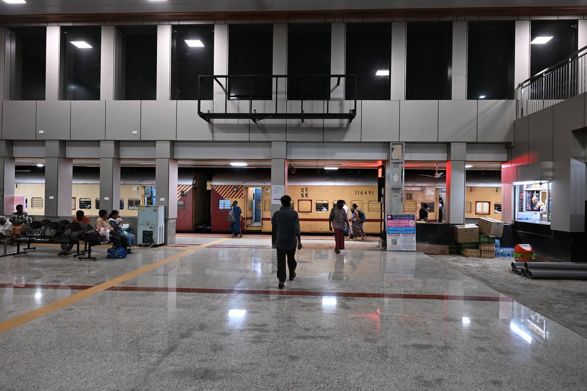 GMSRailway's tweet photo. Progress with a traditional pulse!✨

Guruvayur Railway Station is embracing a modern design infused with heritage aesthetics, making every journey more comfortable and memorable.

#SouthernRailway #Guruvayur #RailwayProgress #SRInfraUpdate #IndianRailways https://t.co/Uxc9UB4wry