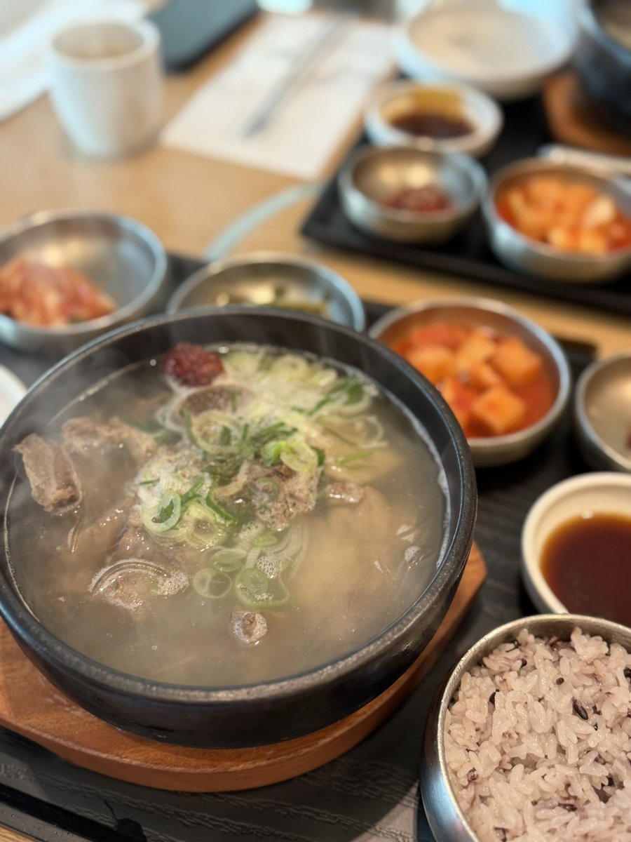 끌어올리겠다는 의지.
갈비탕이 웬말.
나 진짜 애쓰고 있음🥹

밥을 먹자 밥을!!! 🍚