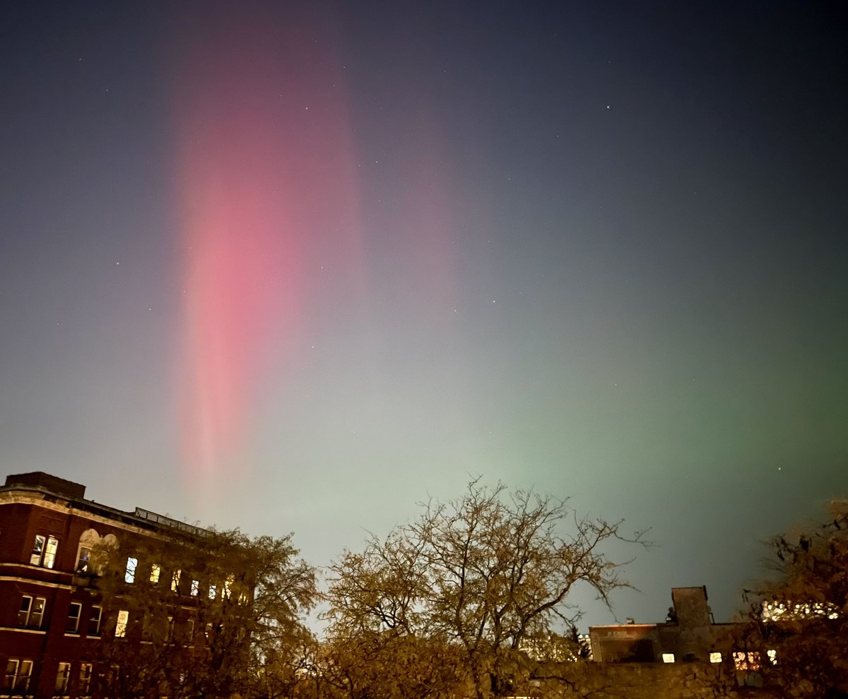 Wild aurora pillar over Chicago just now!