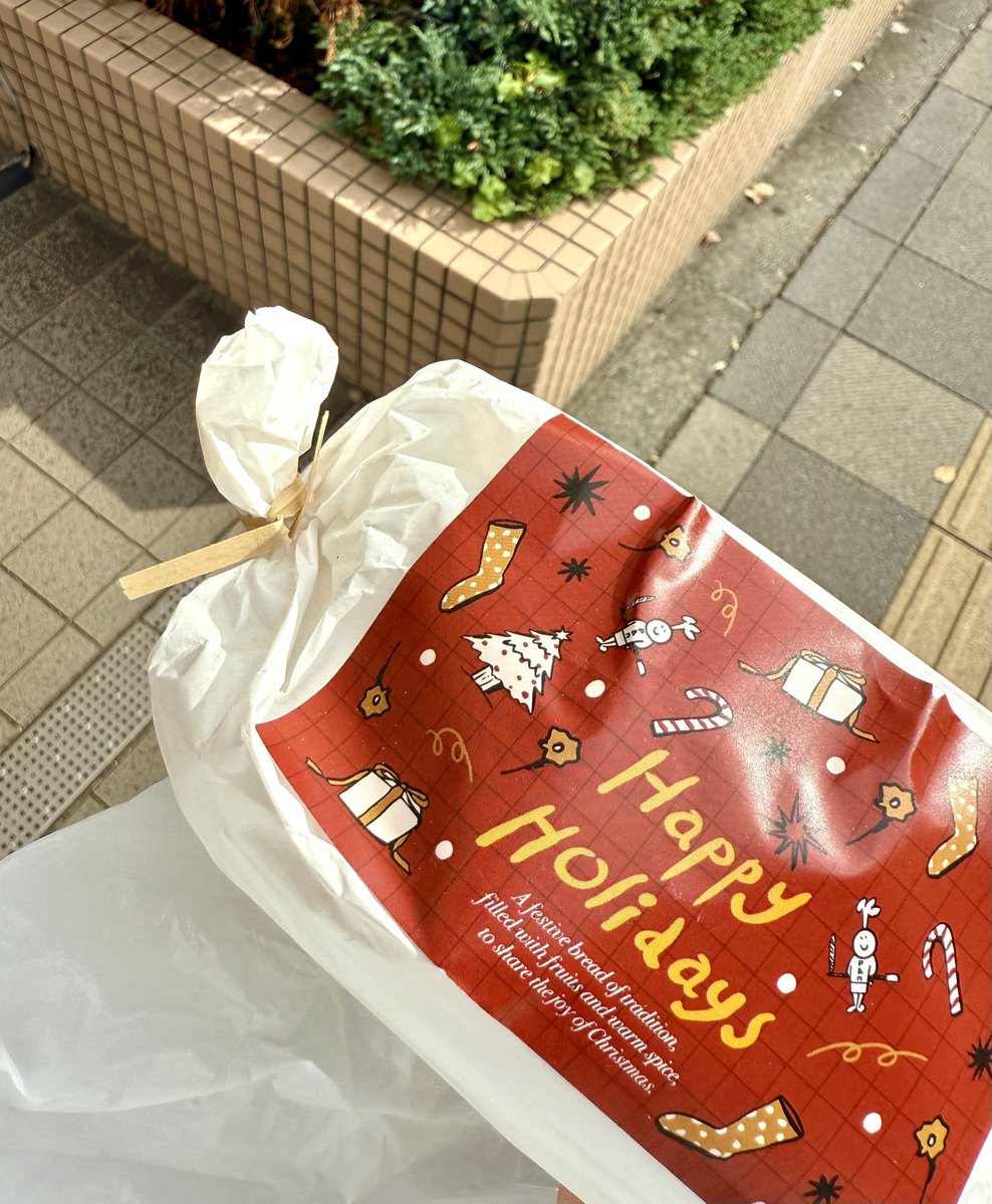CarlzeissSylph's tweet photo. もうシュトーレンの季節ですか😌

早いねぇ⋯

私はドライフルーツ苦手だから食べないけど。

お気に入りパン屋さんを2軒ハシゴして、バゲットやクロックムッシュ、チャパタサンドなど🥖

 #笹塚 #オパン
 #幡ヶ谷 #BREADSHIP https://t.co/VOTepblpGB