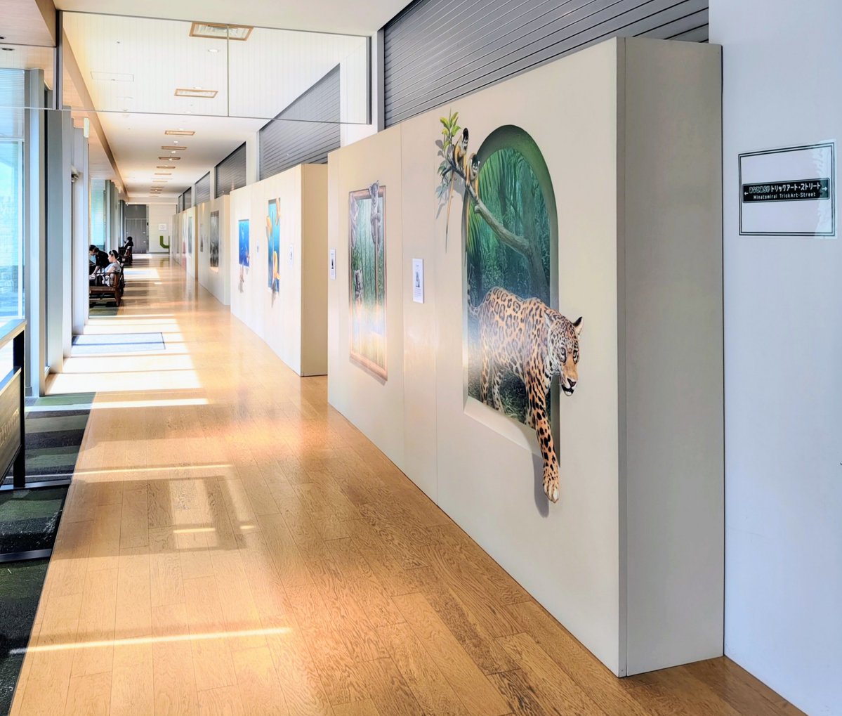 戸部みらい
「MARK IS みなとみらいの4階にトリックアートがあるわ！昨年の夏から設置されていて、40mの通路に12作品が展示されているよ。本当に飛び出してきているように見えて楽しいわね！」

#Yoccoの1日